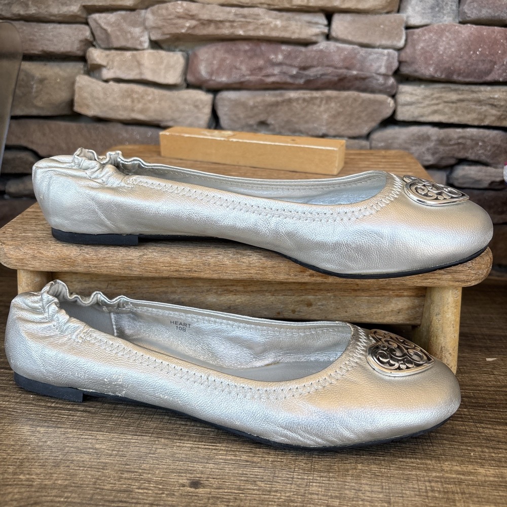 Brighton Heart Medallion Metallic Silver Ballet Flats Women's Shoes 10 B - Picture 9 of 12